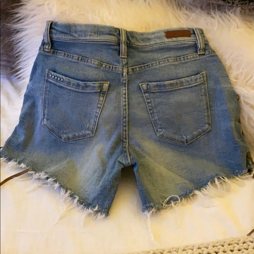 BLANK NYC SHORTS. - Picture 2 of 3